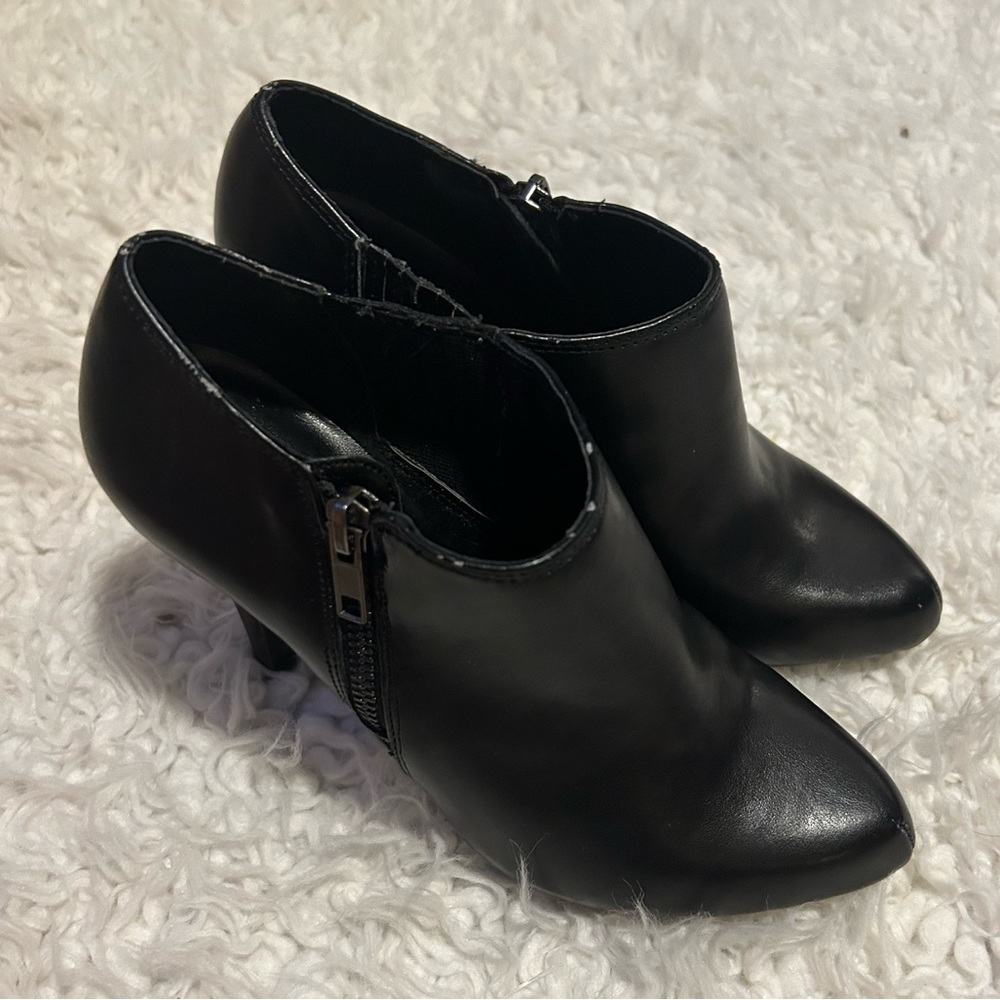 Llllfinal clearance Nine & Co Jazra Black heels Faux Leather Booties 6M S33 flaw